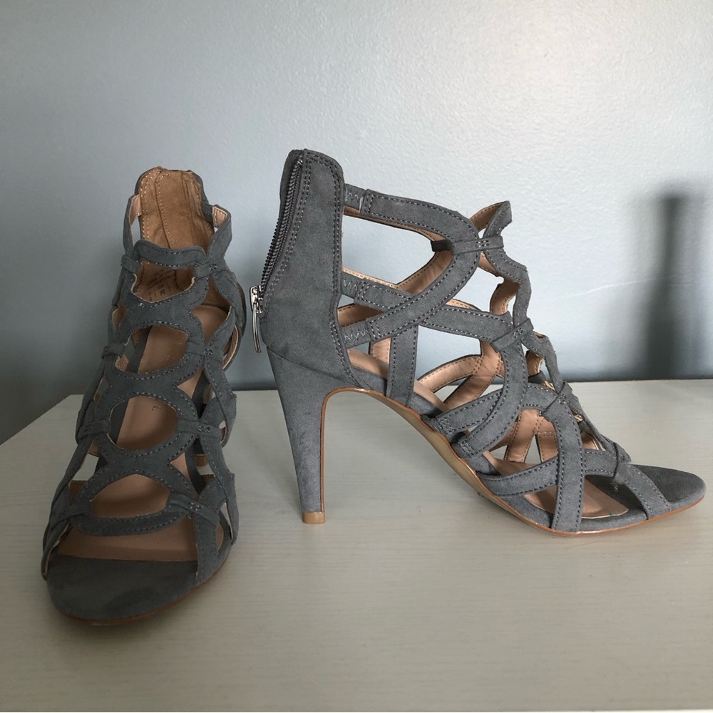 NWOT Kelly & Katie “Talinia” Gray Suede Strappy Heels